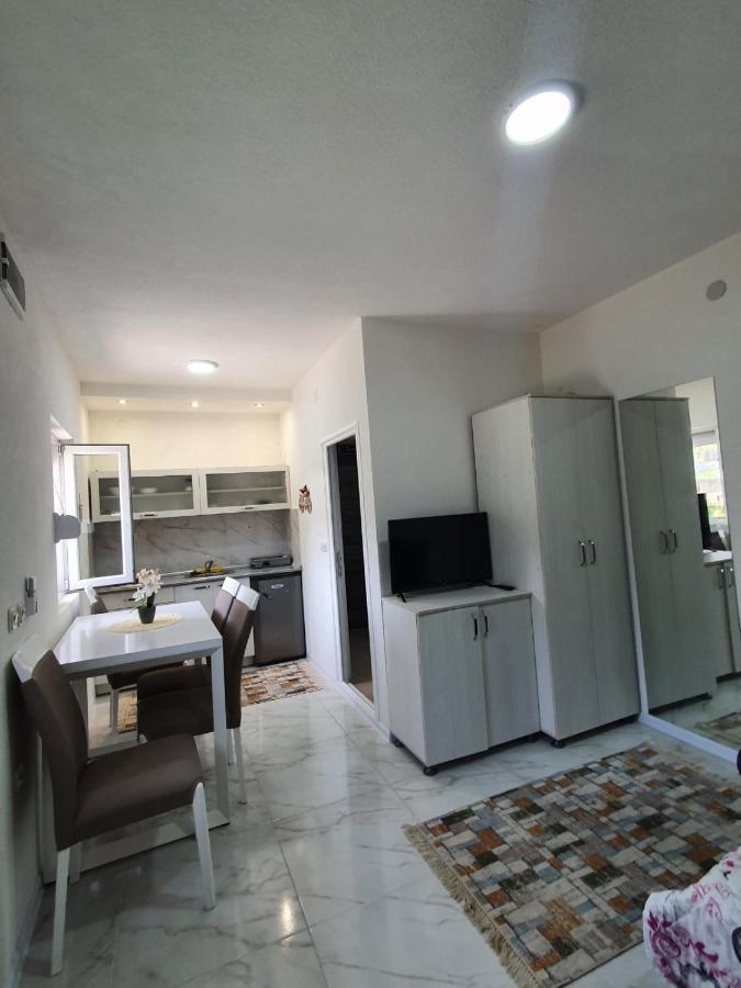 Lile Raca Apartment *